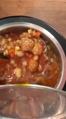 Romen mutfağının farklı türde tencere kepçesinde farklı türde çorbaları, tabaklara serpiştirilmiş kepçeyle lezzetli aromatik yemekler, farklı tarifler, yemek odasında geniş bir yelpazede seçiliyor. Romanya.