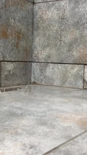 关闭浴室内部从淋浴间流出的水 淋浴水龙头的自来水 — 图库视频影像