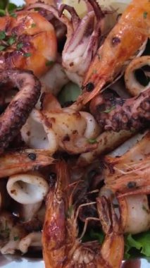 Izgara kaplan karidesi veya karides. 