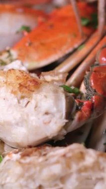 Yengeç, limuzin, masada gül şarabı, güneş ışığı göçü..