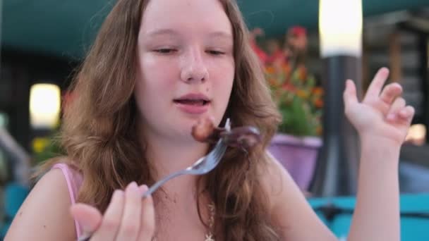 소녀는 일본에서 이국적인 간식을 시도에 카메라에 즐거움 여행자 문어를 먹는다 — 비디오