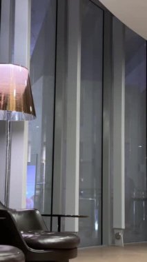 Kız, bavul, telefon, havaalanı. Genç kız havaalanında uçağını bekliyor..