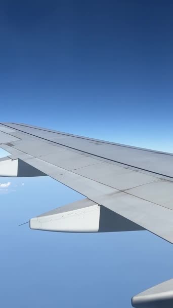 Egy Repülő Szárnya Fehér Felhők Felett Repül Kék Felé Egy — Stock videók