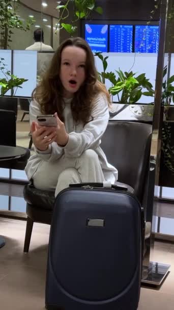Κορίτσι Βαλίτσα Τηλέφωνο Αεροδρόμιο Έννοια Τουρισμού Ένα Όμορφο Κορίτσι Παίζει — Αρχείο Βίντεο