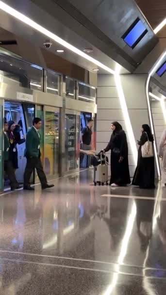 真实生活的人们多哈哈马德卡塔尔航空公司卡塔尔 多哈机场04 2024 — 图库视频影像