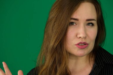 Siyah çizgili erkek tişörtlü yeşil arka plan kromatonlu bir kadın farklı yüz ifadeleri mesaj temizleme için yakın çekim reklam alanı. Nazik gözler. Genç bayan sessizlik istiyor..