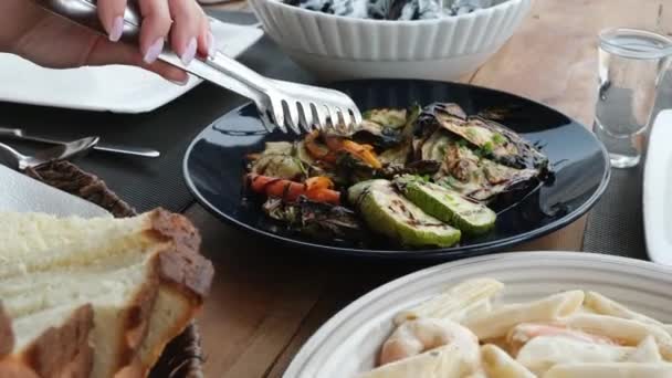 意大利面和海鲜 用蘑菇和香草烤蔬菜 烤色彩艳丽的蔬菜 西葫芦 盘子上的茄子 浅灰石板 石料或混凝土背景 — 图库视频影像