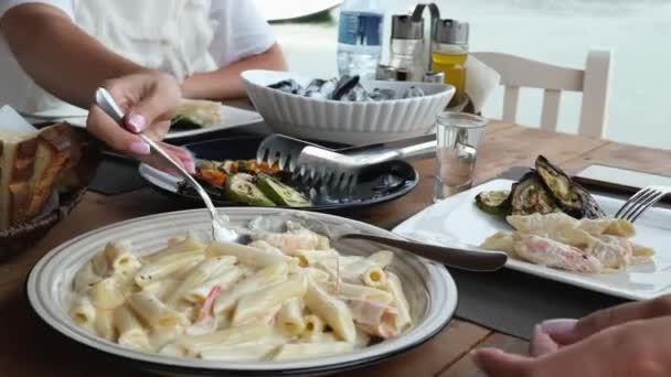 Das Abendessen Auf Der Meerespromenade Schöpfen Pasta Mit Meeresfrüchten Mit — Stockvideo