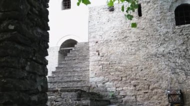 Güney Arnavutluk. Arnavutluk 'un Cirokaster kentindeki saat kulesi kalesi Osmanlı mirası açıkça görülüyor. Kasabanın devasa kalesi panoramik manzaralar sunuyor. UNESCO sokaklarında eski Cirokaster kasabası listelendi