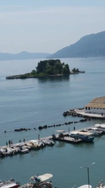 Yunanistan 'ın Paxos Adası' ndaki güzel bir körfezde yelkenliler. Yunanistan Korfu adası Pontikonisi bölgesi Korfu adasında uçakla uçuyor, Yunanistan
