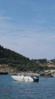 Yunanistan 'ın Paxos Adası' ndaki güzel bir körfezde yelkenliler. Yunanistan Korfu adası Pontikonisi bölgesi Korfu adasında uçakla uçuyor, Yunanistan