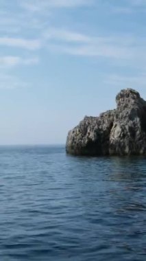 Yunanistan 'ın Paxos Adası' ndaki güzel bir körfezde yelkenliler. Yunanistan Korfu adası Pontikonisi bölgesi Korfu adasında uçakla uçuyor, Yunanistan
