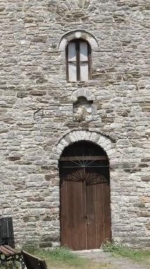 Güney Arnavutluk. Arnavutluk 'un Cirokaster kentindeki saat kulesi kalesi Osmanlı mirası açıkça görülüyor. Kasabanın devasa kalesi panoramik manzaralar sunuyor. UNESCO sokaklarında eski Cirokaster kasabası listelendi
