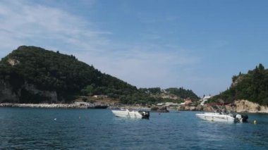 Yunanistan 'ın Paxos Adası' ndaki güzel bir körfezde yelkenliler. Yunanistan Korfu adası Pontikonisi bölgesi Korfu adasında uçakla uçuyor, Yunanistan