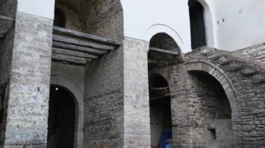 Güney Arnavutluk. Arnavutluk 'un Cirokaster kentindeki saat kulesi kalesi Osmanlı mirası açıkça görülüyor. Kasabanın devasa kalesi panoramik manzaralar sunuyor. UNESCO sokaklarında eski Cirokaster kasabası listelendi
