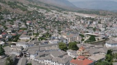 Güney Arnavutluk. Arnavutluk 'un Cirokaster kentindeki saat kulesi kalesi Osmanlı mirası açıkça görülüyor. Kasabanın devasa kalesi panoramik manzaralar sunuyor. UNESCO sokaklarında eski Cirokaster kasabası listelendi