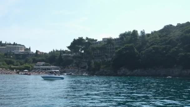船在一个美丽的海湾 帕克斯岛 希腊科孚岛Pontikonisi地区科孚岛上有飞机飞行 — 图库视频影像