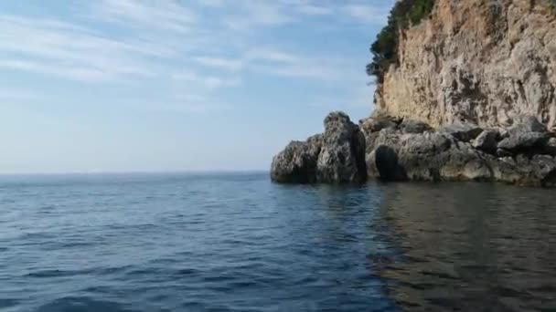 美しい湾 パクソス島 ギリシャのセイルボート ギリシャ コルフ島 コルフ島のポンティコニシ地域 飛行機 ギリシャ — ストック動画