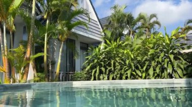 Güneş yataklı havuz başı. Seyahat yerleri. 