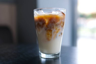 Kafe masasındaki şeffaf camda geç kalmış. 