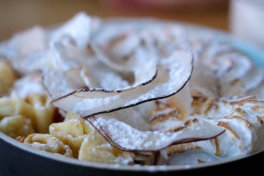 Sıcak, kalın kreplerin üzerinde erimiş tereyağı. Sincap ve ahududulu krep. Kalın Amerikan gözlemelerinden bir kule. 4k Yavaş çekim videosu