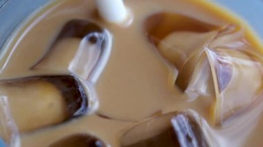 Kafe masasındaki şeffaf camda geç kalmış. 