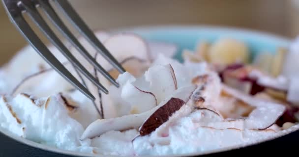Płatki Kokosowe Białkach Jaj Chłostany Rozkosznie Widelcem Jest Deser Śniadanie — Wideo stockowe