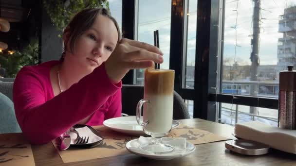 Musim Dingin Seorang Gadis Mengambil Gambar Minuman Melepas Segelas Latte — Stok Video