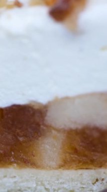 Amsterdam 'da ahşap masada çırpılmış kremayla servis edilen geleneksel Hollanda elmalı turtası. Elmalı turta Hollanda 'da ulusal bir lezzettir. Elmalı ve kremalı tart.