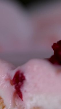 Makro panorama, menekşeyle süslenmiş küçük bir grup pembe şekerli kurabiye. çiçekler