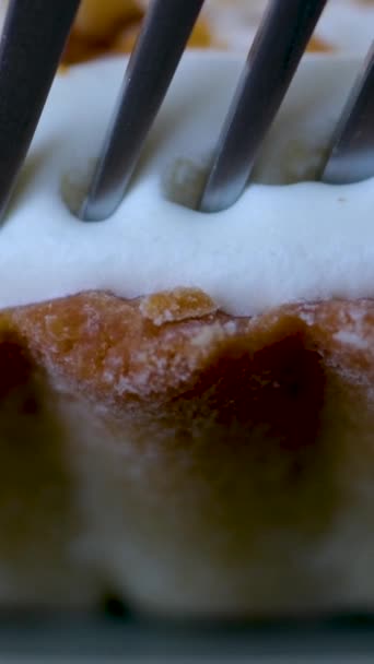 Παραδοσιακό Ολλανδικό Πιάτο Τάρτα Μήλου Σερβίρεται Σαντιγί Ξύλινο Τραπέζι Στο — Αρχείο Βίντεο