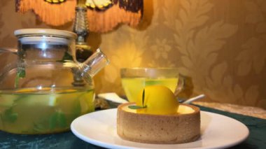 Limonlu cheesecake dilimli limonlu pasta çemberini kapatın. Pastayı süsle. Evde, mutfakta limonlu pasta yapma süreci. Fırın