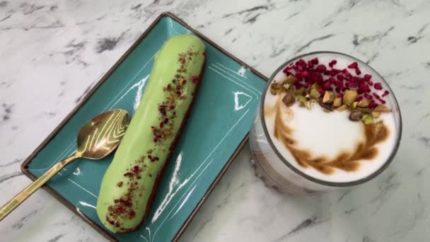 Pastelaria Francesa Eclairs Com Creme Pistache Enchimento Coberto Com Verde — Vídeo de Stock
