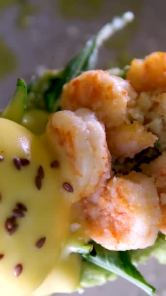 Huevos Benedictos Con Holandesa Camarones Guacamole Tostadas Con Ensalada — Vídeo de stock