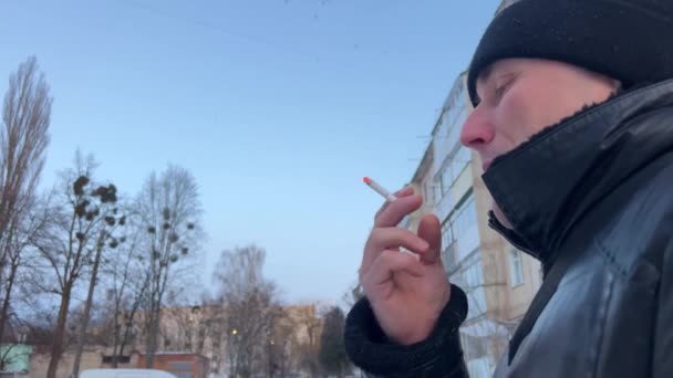 Närbild Isolerat Porträtt Människan Som Röker Cigarett Och Släpper Rök — Stockvideo
