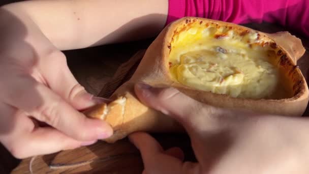 Menina Quebra Pedaço Comida Deliciosa Khachapuri Adjarian Prato Madeira Prato — Vídeo de Stock