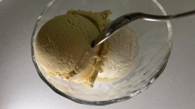 Masadaki cam bardakta Smores tatlısına yakın çekim. Dondurma kaşığı cam tabak.