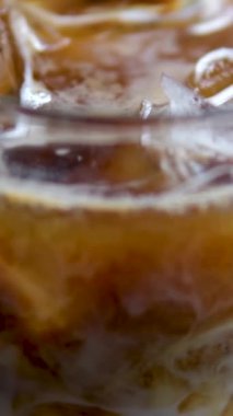 Kafe masasındaki şeffaf camda geç kalmış. 