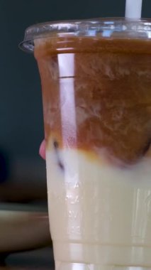Plastik bardakta buzlu latte ve vişneli turta. 