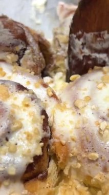 Fırında tarçınlı çörek. Tarçınlı çörek veya tarçınlı çörek üretimi. Tarçınlı çörekler pişir tarçınlı çörekler pişir ve mutfakta elektrikli fırında tepside yükselt. evde.