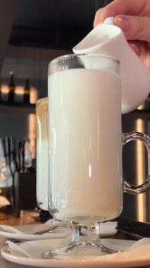 Süt ve buzlu soğuk kahve..