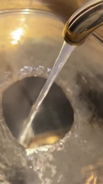 Ακροφύσιο Μεταλλικής Βρύσης Στάζει Σταγονίδια Νερού Κλείσει Μακρο Πλάνο Πραγματικός — Αρχείο Βίντεο