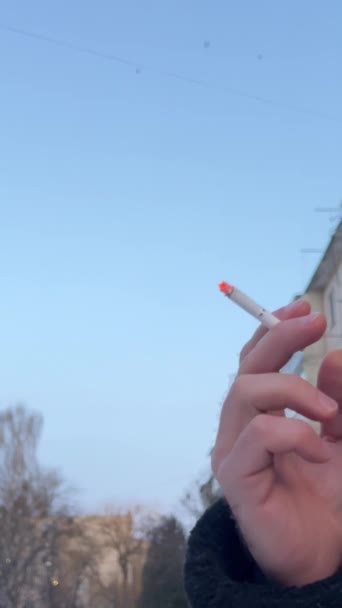 Крупный План Изолированного Портрета Человека Который Курит Сигарету Выпускает Дым — стоковое видео