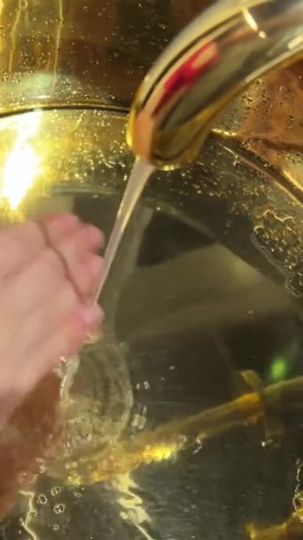 Dziewczyna Myje Ręce Złotym Zlewie Piękne Złote Wzory Kranu Dziewczyna — Wideo stockowe
