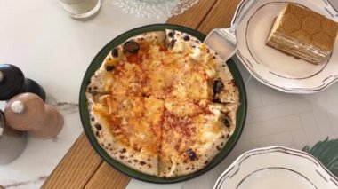 Eritilmiş Mozzarella peynirli Margherita Pizzası. Spatula ile karıştırılmış.
