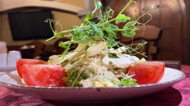 Stock Food Video Von Huhn Caesar Salat Mit Croutons Parmesan — Stockvideo