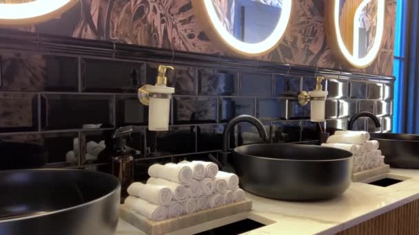 Luksusowa Łazienka Jacuzzi Ręcznikami Ułożonymi Obok Kranu Hotelu Przesuwne Ujęcie — Wideo stockowe