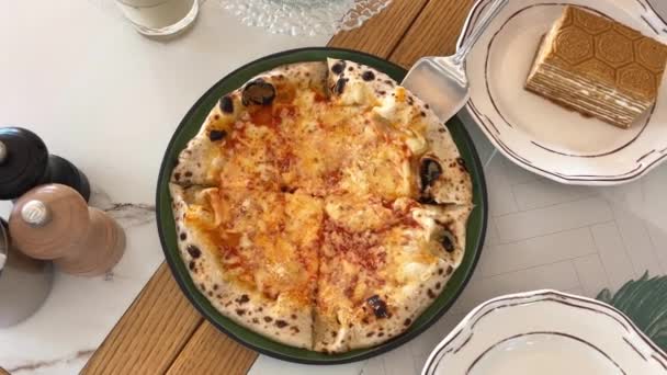 Φέτα Margherita Πίτσα Ολοκληρώνεται Λιωμένο Τυρί Μοτσαρέλα Ανυψωμένο Σπάτουλα — Αρχείο Βίντεο