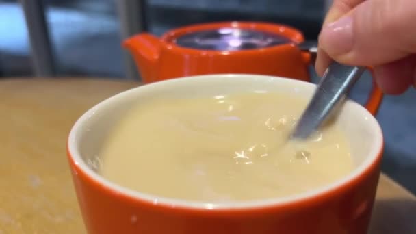 把牛奶倒入红茶的顶部视图 新鲜煮熟的绿茶工艺 健康的早晨 排毒饮料 红茶加牛奶 — 图库视频影像