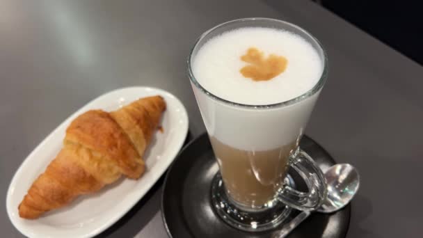 Croissant Français Une Tasse Cappuccino Sur Assiette Gros Plan Ralenti — Video